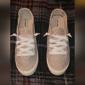 Nwot NOT RATED Brand WOMENS GREY LACE TENNIS SHOE SIZE 7.5 SNEAKERS CUTE